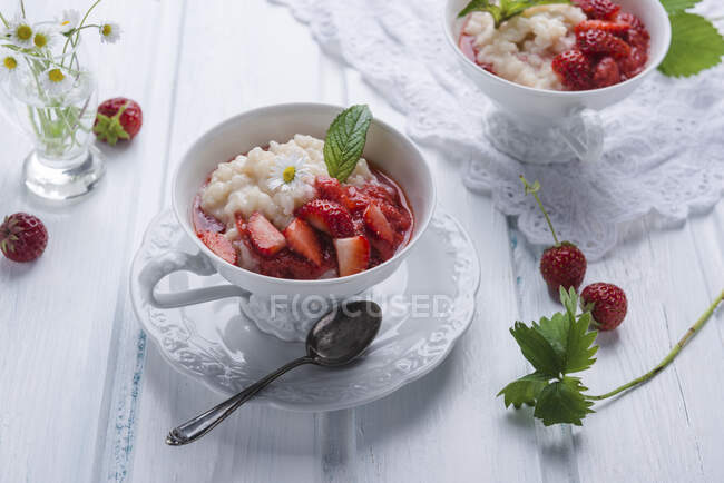 Almond milk rice with strawberry compote — Stock Photo