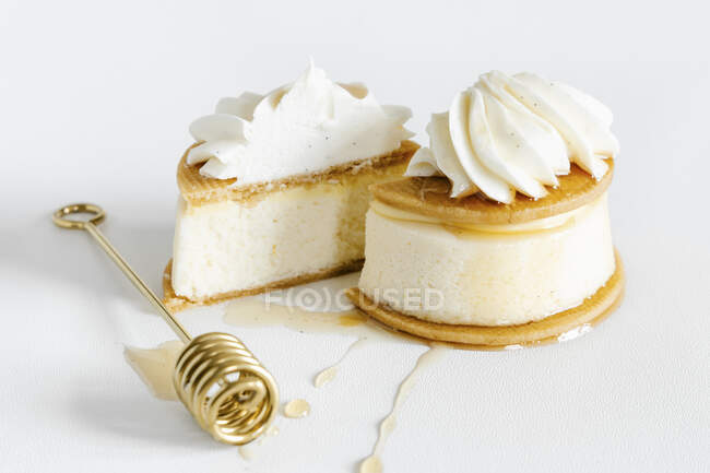 Baunilha ricota cheesecakes no fundo branco — Fotografia de Stock