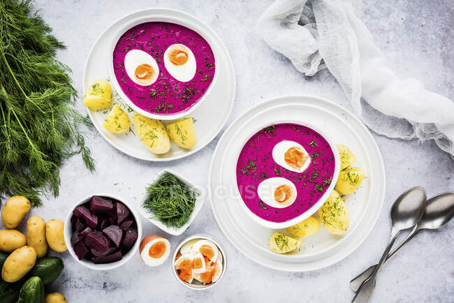 Saltibarsciai, kalte litauische Rote-Bete-Suppe mit gekochten Eiern und Dillkartoffeln — Stockfoto