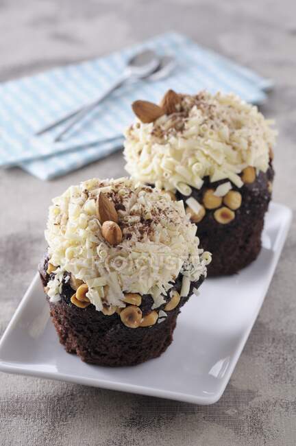 Chocolate cupcakes with almonds and nuts — Stock Photo