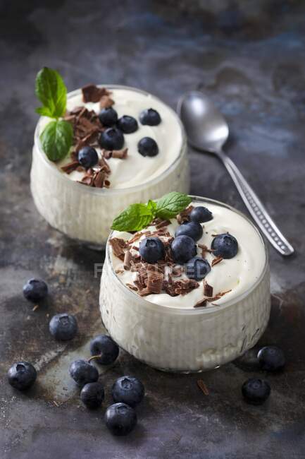 White chocolate mousse with blueberries and chocolate shavings — Stock Photo