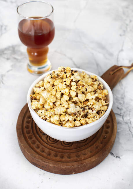 Frischer Knoblauch, Butter, Popcorn — Stockfoto