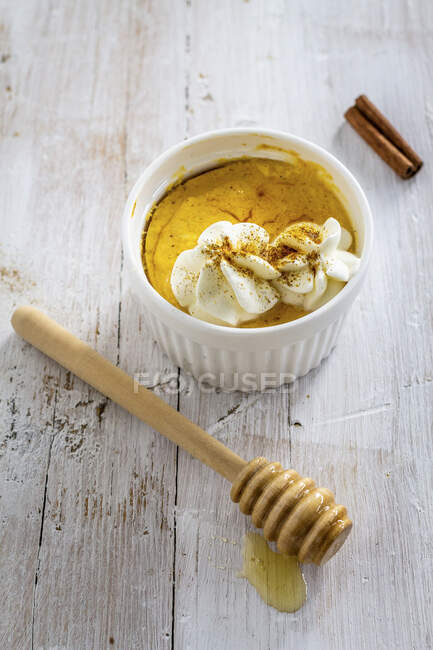Small pumpkin cheesecakes with whipped cream — Stock Photo