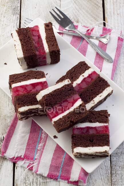 Pastel de chocolate con gelatina de cerezas y crema - foto de stock