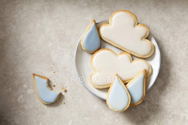 Nuvole e gocce di pioggia biscotti su un piatto — Foto stock