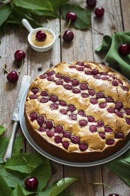 Крупным планом вкусный вишневый и белый шоколадный торт — стоковое фото