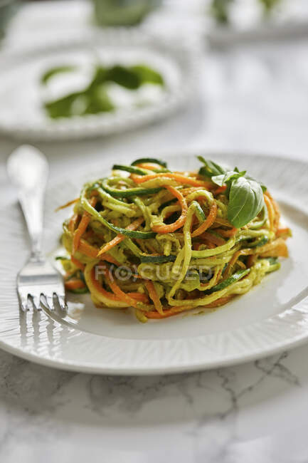 Rohe Zucchini und Karottennudeln mit Basilikum-Pesto-Sauce — Stockfoto