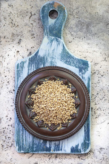 Trigo sarraceno con semillas de sésamo en tazón de vidrio - foto de stock