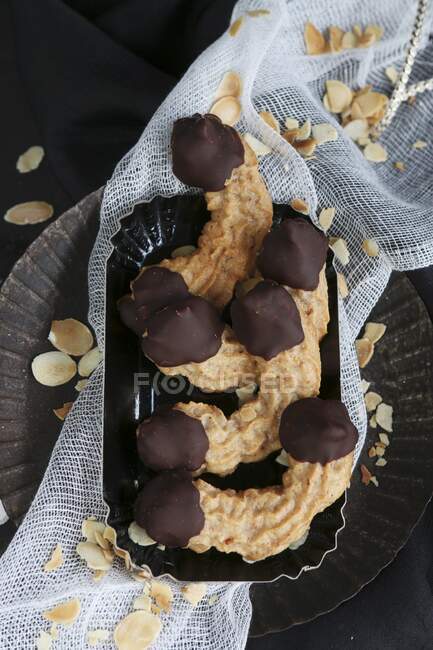 Glutenfreie Mandelhörner mit dunkler Schokolade in einem Tablett — Stockfoto