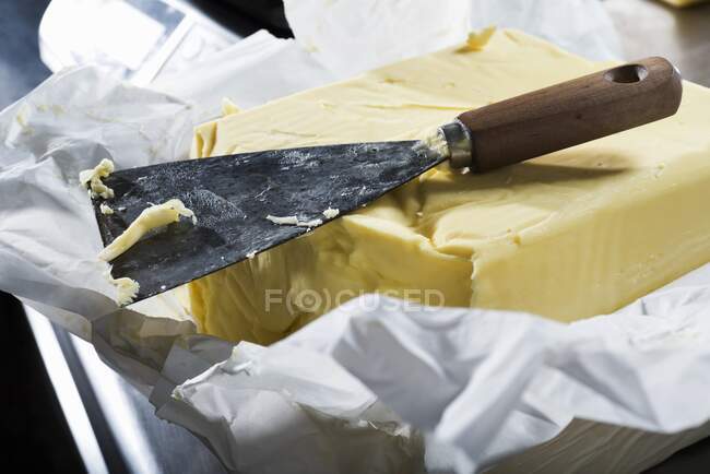 Butter und ein Schaber — Stockfoto