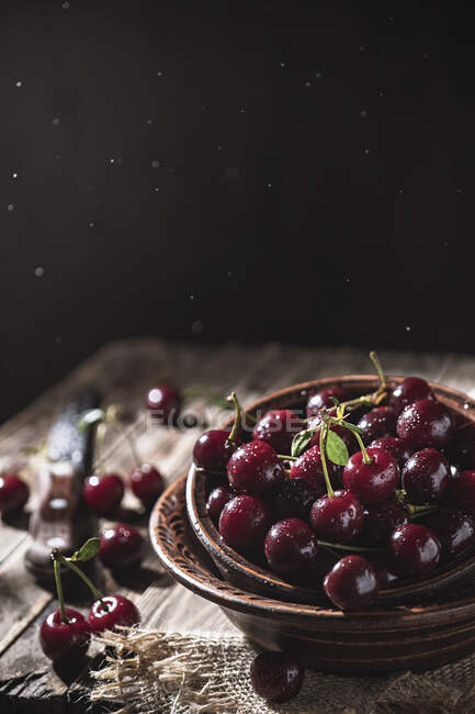 Wet cherries in a clay bowl — Stock Photo