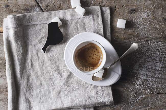 Une tasse d'espresso avec des cubes de sucre (vue sur le dessus) — Photo de stock