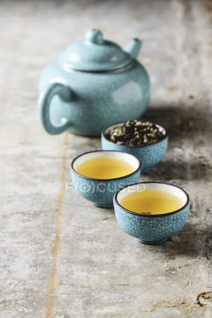Porcelain chinese cups, steel teaspoon — Stock Photo