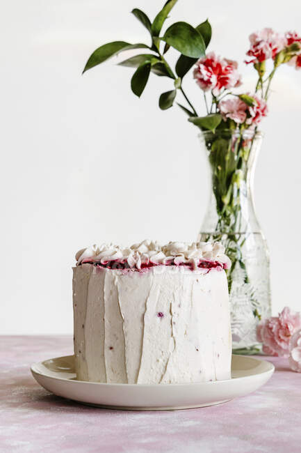 Ванільний і малиновий торт — стокове фото