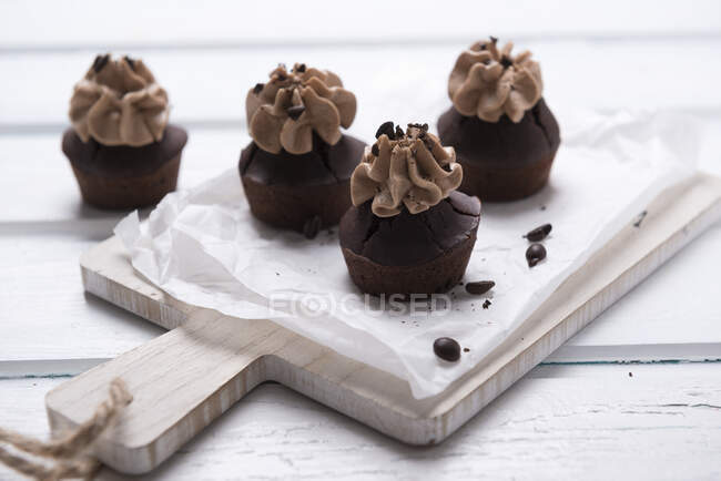 Café Vegan e cupcakes de chocolate com creme de nougat — Fotografia de Stock