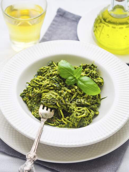 Spiralisierte Zucchini-Nudeln mit veganem grünen Pesto — Stockfoto