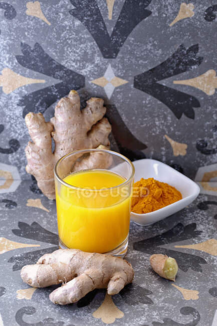 Smoothie laranja de gengibre com açafrão — Fotografia de Stock