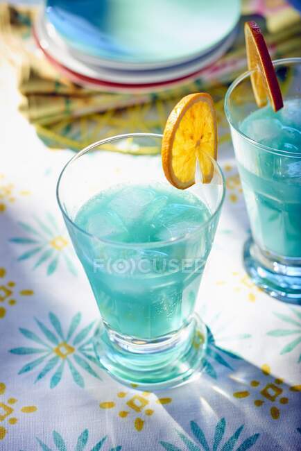 Blaue Cocktails mit Eiswürfeln und Orangenscheiben — Stockfoto