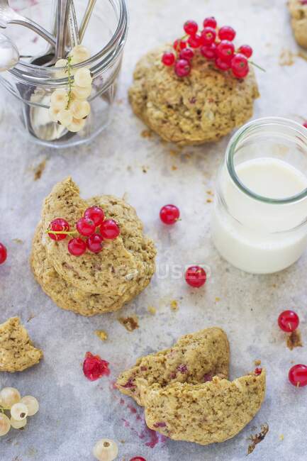 Vegane Kekse mit roten Johannisbeeren — Stockfoto