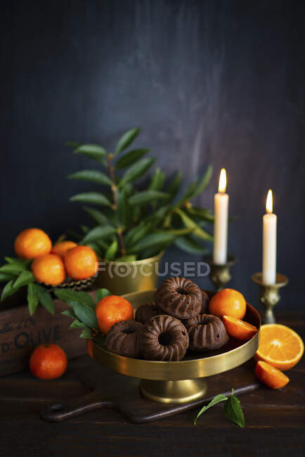 Weihnachtsschokolade und Orangen-Cupcakes — Stockfoto
