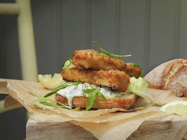 Fischstäbchen öffnen Sandwich mit Sauce — Stockfoto