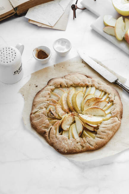 Galette tarte rustique aux pommes et cannelle — Photo de stock