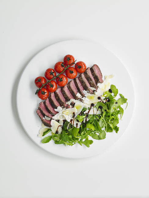 Steak Tailgate with cherry tomatoes, arugula and parmesan — Stock Photo
