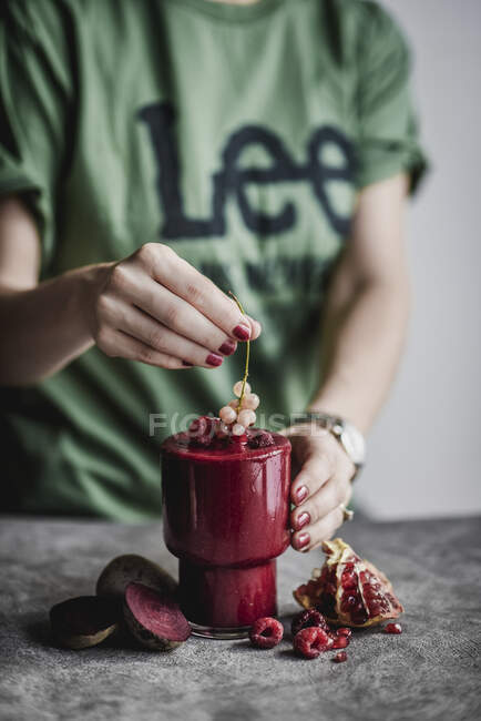 Rote-Bete-Smoothie mit Himbeeren und Granatapfel — Stockfoto