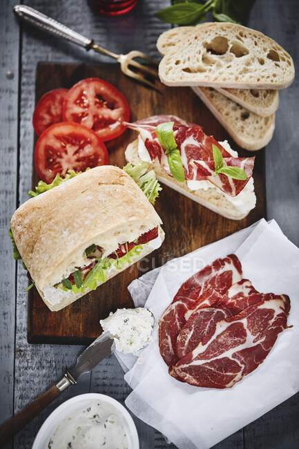 Gesalzenes Fleisch auf einem Sandwich und Brotscheiben — Stockfoto