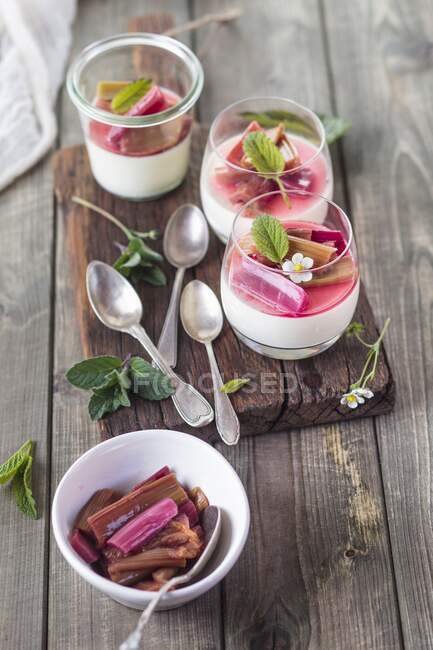 Panna cotta with roasted rhubarb — Stock Photo