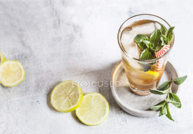 Холодный чай с мятой и лаймом — стоковое фото