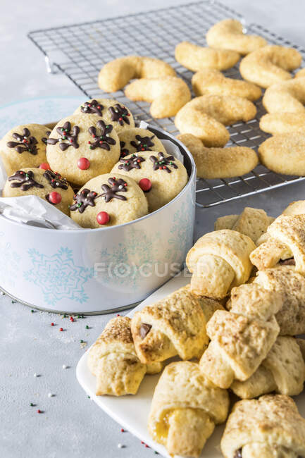 Ensemble de biscuits de Noël sur table — Photo de stock