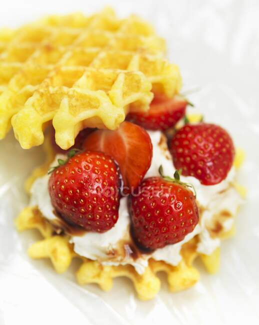 Waffles com morangos e creme (close-up) — Fotografia de Stock