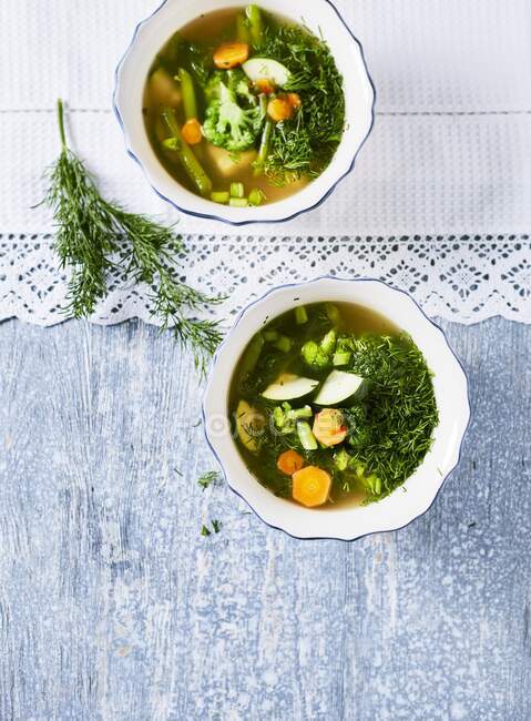 Vegan green minestrone soup with zucchini, cabbage, broccoli, beans and dill — Stock Photo