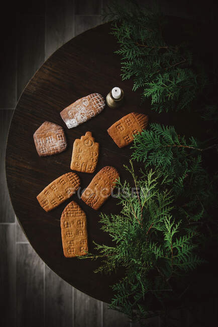 Крупным планом вкусные печенья из пряничной деревни — стоковое фото