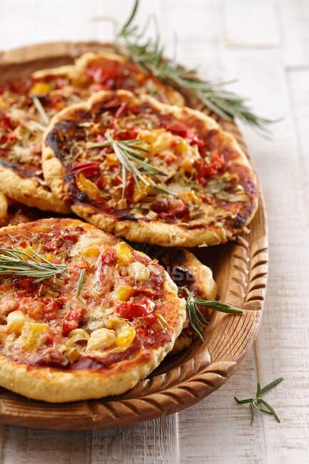 Mini pizze con peperoni e rosmarino (vegetariano) — Foto stock