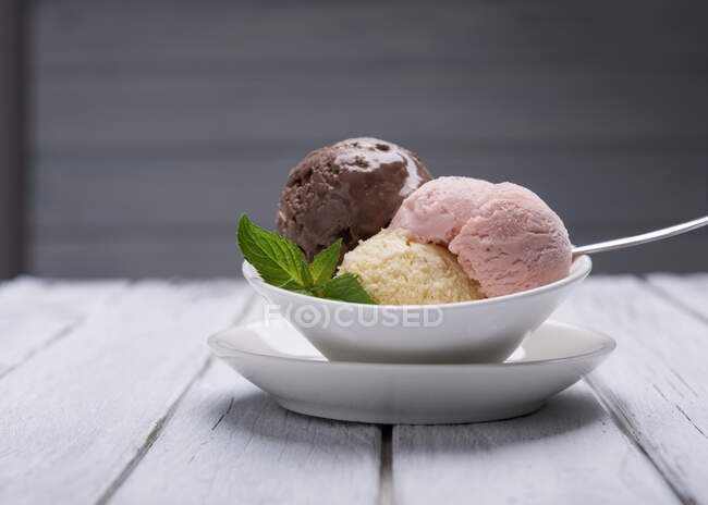 Vegan Neapolitan ice cream (strawberry, vanilla and chocolate) — Stock Photo
