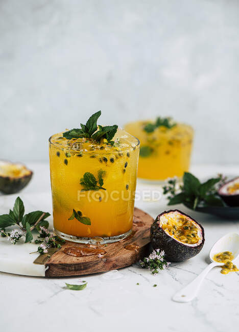 Passionsfrucht-Cocktails mit Minze — Stockfoto