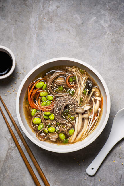 Mushroom and soba noodle soup with beans, carrots, ginger and garlic — Stock Photo