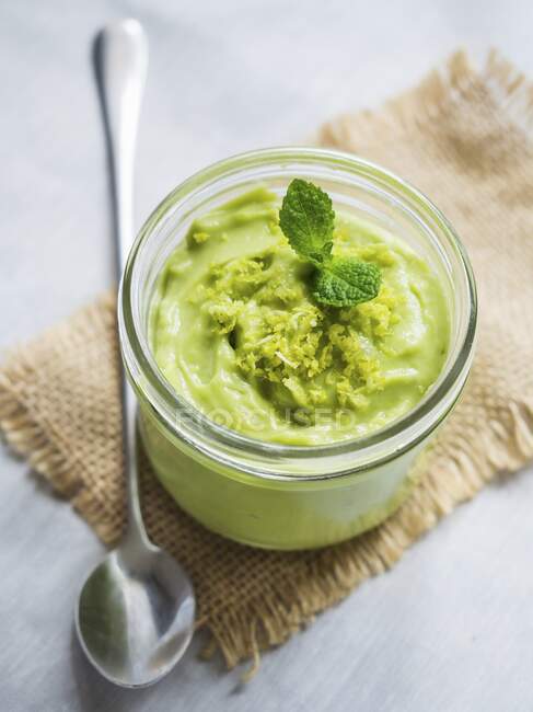 Raw avocado lime pudding — Stock Photo