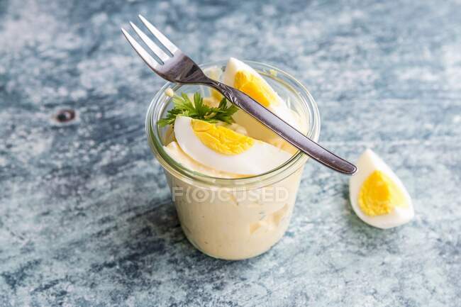 Яичный салат в стакане с вилкой — стоковое фото
