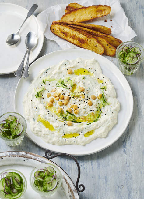 Tzatziki with cucumber salad and toasted bread — Stock Photo