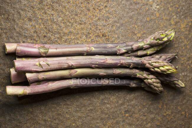 Vista ravvicinata degli asparagi viola — Foto stock