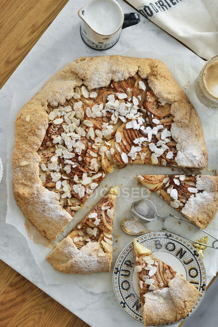 Tart with apples and cinnamon — Stock Photo