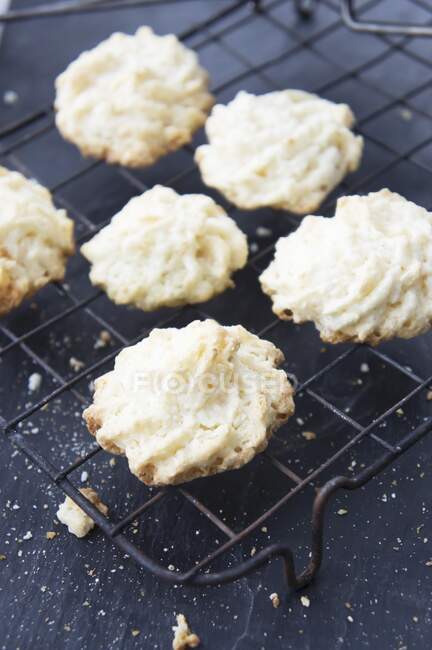 Coconut macaroons on a wire rack — Stock Photo