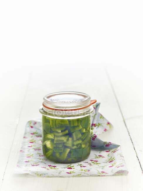 Lacto fermentou pimentas verdes em um jarro — Fotografia de Stock