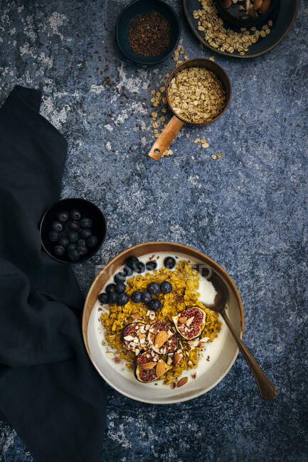 Oats with ginger, turmeric, grilled figs and blueberries — Stock Photo