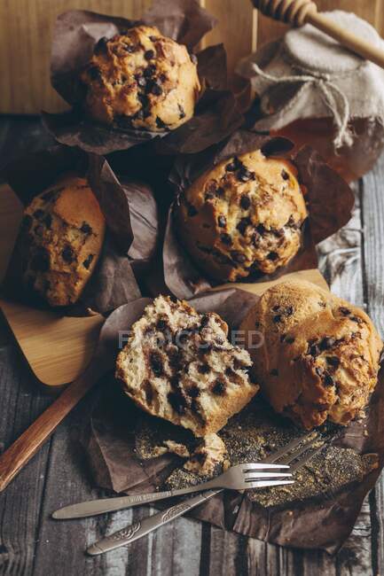 Muffins aux pépites de chocolat vue rapprochée — Photo de stock
