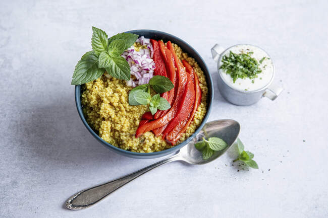 Ciotola Couscous con verdure e menta — Foto stock