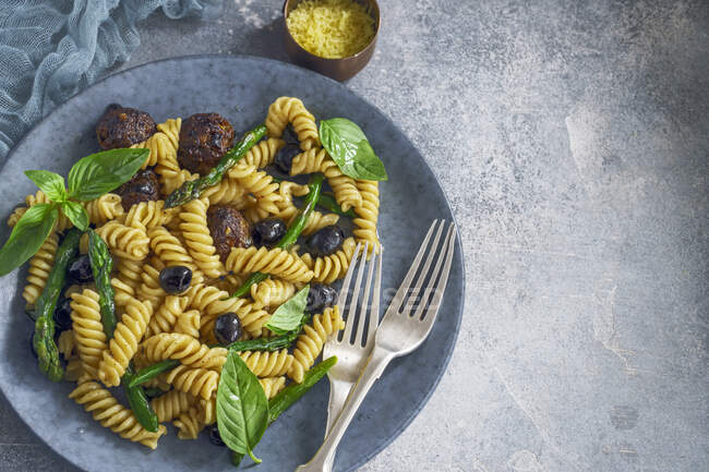 Rotini pasta with meatballs, asparagus and olives — Stock Photo